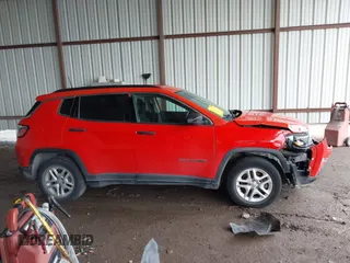 2019 Jeep Compass Sport z VIN 3C4NJCAB2KT676721, wystawiony jako IAAI lot #42116610 z przebiegiem 130 701 mil mil oraz . Historia ofert i sprzedaży dostępna na DreamBid. Obrazek 13.