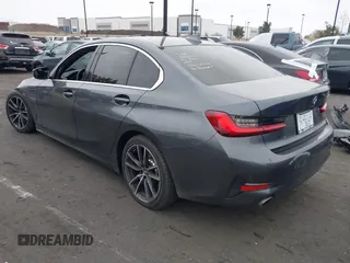 2022 BMW 3 Series 330i z VIN 3MW5R1J01N8C33802, wystawiony jako IAAI lot #41856666 z przebiegiem 41 095 mil mil oraz . Historia ofert i sprzedaży dostępna na DreamBid. Obrazek 3.