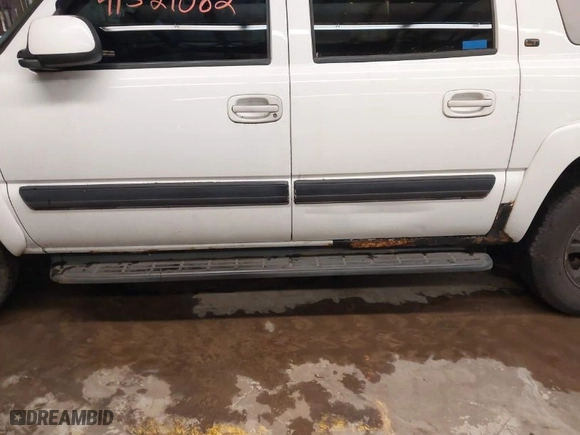 2005 Chevrolet Avalanche Z71 with VIN 3GNEK12Z45G285555, listed as a IAAI auction lot 41521082 with 235,615 mi miles. Bid and sale history available at carsss.com. Image 12.
