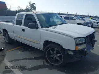 2004 Chevrolet Silverado 1500 Work Truck with VIN 2GCEC19T641229261, listed as a IAAI auction lot 41945835 with 197,667 mi miles. Bid and sale history available at carsss.com. Image 1.