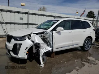 2024 Cadillac XT6 AWD Sport z VIN 1GYKPGRS0RZ737378, wystawiony jako Copart lot #54075275 z przebiegiem 5 232 mil mil oraz Nie do naprawy • Non repairable. Historia ofert i sprzedaży dostępna na DreamBid. Obrazek 1.