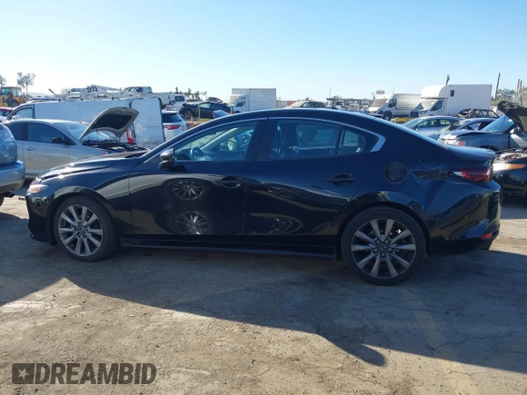 2022 Mazda 3 Carbon Edition z VIN JM1BPACLXN1507604, wystawiony jako IAAI lot #41408768 z przebiegiem 77 239 mil mil oraz . Historia ofert i sprzedaży dostępna na DreamBid. Obrazek 14.