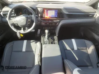 2025 Toyota Camry LE z VIN 4T1DBADK2SU523525, wystawiony jako Copart lot #55138715 z przebiegiem 3 270 mil mil oraz Szkoda całkowita • Salvage title. Historia ofert i sprzedaży dostępna na DreamBid. Obrazek 8.