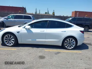2020 Tesla Model 3 Standard Range Plus z VIN 5YJ3E1EAXLF806360, wystawiony jako IAAI lot #42386624 z przebiegiem 69 916 mil mil oraz . Historia ofert i sprzedaży dostępna na DreamBid. Obrazek 14.