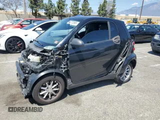2009 Smart fortwo Pure z VIN WMEEJ31X79K272757, wystawiony jako Copart lot #54772585 z przebiegiem 100 977 mil mil oraz Szkody całkowita. Historia ofert i sprzedaży dostępna na DreamBid. Obrazek 1.