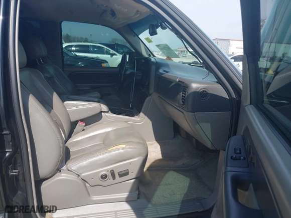 2003 Chevrolet Tahoe LT with VIN 1GNEC13Z73J322783, listed as a IAAI auction lot 41773868 with 259,710 mi miles. Bid and sale history available at carsss.com. Image 5.