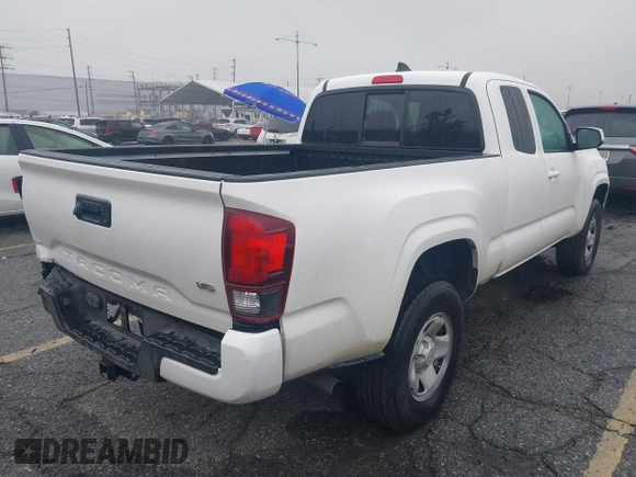 2023 Toyota Tacoma SR z VIN 3TYRZ5CN1PT037202, wystawiony jako IAAI lot #41896502 z przebiegiem 45 568 mil mil oraz . Historia ofert i sprzedaży dostępna na DreamBid. Obrazek 4.