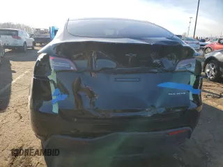 2024 Tesla Model Y Long Range with VIN 7SAYGDEE5RA270382, listed as a Copart auction lot 82899494 with 6,401 mi miles and Clean title. Bid and sale history available at DreamBid. Image 6.