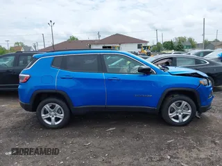 2023 Jeep Compass Latitude z VIN 3C4NJDBN6PT513561, wystawiony jako IAAI lot #42344712 z przebiegiem 4 873 mil mil oraz . Historia ofert i sprzedaży dostępna na DreamBid. Obrazek 13.