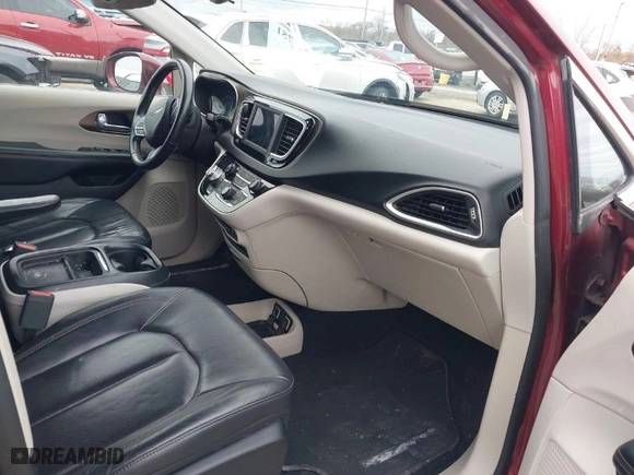 2018 Chrysler Pacifica Touring L with VIN 2C4RC1BG0JR113579, listed as a IAAI auction lot 41922751 with 152,640 mi miles. Bid and sale history available at carsss.com. Image 5.