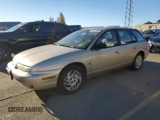 1999 Saturn SW z VIN 1G8ZK8271XZ368987, wystawiony jako Copart lot #82610964 z przebiegiem 222 100 mil mil oraz Tytuł czysty. Historia ofert i sprzedaży dostępna na DreamBid. Obrazek 1.