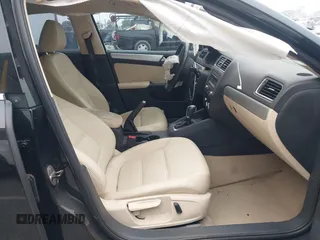 2013 Volkswagen Jetta SE с VIN 3VWDX7AJ2DM414183, выставлен на аукционе IAAI как лот 42489925 с пробегом 52 617 миль миль и . История ставок и продаж доступна на DreamBid. Изображение 5.