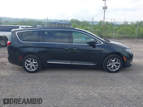 2017 Chrysler Pacifica Touring L z VIN 2C4RC1BG4HR534733, wystawiony jako IAAI lot #42286142 z przebiegiem 85 471 mil mil oraz . Historia ofert i sprzedaży dostępna na DreamBid. Obrazek 13.