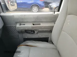 2013 Ford Econoline Passenger XL z VIN 1FBSS3BL5DDA49371, wystawiony jako IAAI lot #42520998 z przebiegiem 62 763 mil mil oraz . Historia ofert i sprzedaży dostępna na DreamBid. Obrazek 4.