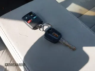 1998 Lincoln Town Car Signature z VIN 1LNFM82W8WY688852, wystawiony jako IAAI lot #42365729 z przebiegiem 194 232 mil mil oraz . Historia ofert i sprzedaży dostępna na DreamBid. Obrazek 11.