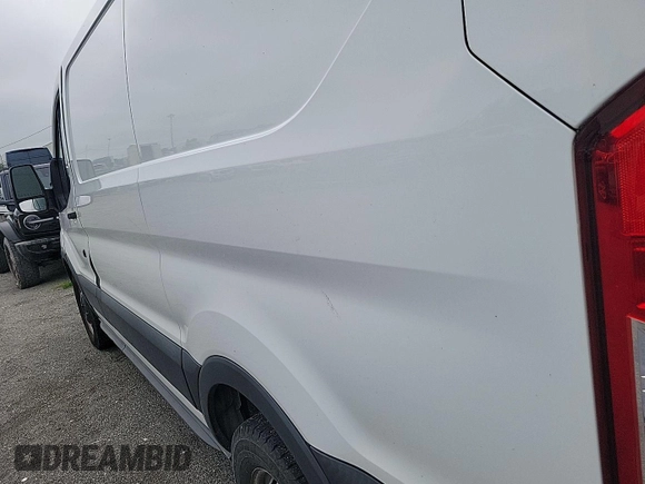 2016 Ford Transit Cargo z VIN 1FTYE1YM1GKB15643, wystawiony jako IAAI lot #42585640 z przebiegiem 301 257 mil mil oraz . Historia ofert i sprzedaży dostępna na DreamBid. Obrazek 31.