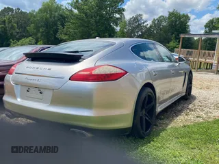 2010 Porsche Panamera S z VIN WP0AB2A76AL065411, wystawiony jako Copart lot #57122525 z przebiegiem 135 112 mil mil oraz Tytuł czysty. Historia ofert i sprzedaży dostępna na DreamBid. Obrazek 4.