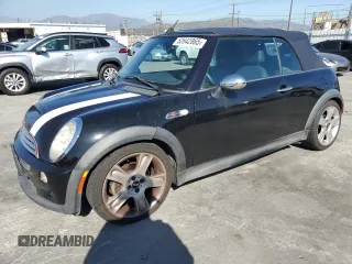 2005 MINI Convertible S z VIN WMWRH33415TF80610, wystawiony jako Copart lot #52642865 z przebiegiem 82 141 mil mil oraz Szkoda całkowita • Salvage title. Historia ofert i sprzedaży dostępna na DreamBid. Obrazek 1.