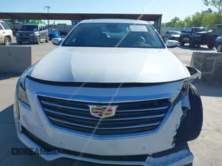 2018 Cadillac CT6 Luxury AWD z VIN 1G6KD5RS9JU151575, wystawiony jako IAAI lot #42078361 z przebiegiem 28 187 mil mil oraz . Historia ofert i sprzedaży dostępna na DreamBid. Obrazek 19.