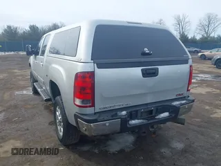2011 GMC Sierra 2500HD SLT z VIN 1GT121C86BF242488, wystawiony jako IAAI lot #41644211 z przebiegiem 163 233 mil mil oraz . Historia ofert i sprzedaży dostępna na DreamBid. Obrazek 3.