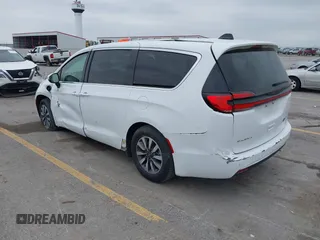 2023 Chrysler Pacifica Hybrid Touring L z VIN 2C4RC1L74PR540870, wystawiony jako IAAI lot #42056528 z przebiegiem 46 940 mil mil oraz . Historia ofert i sprzedaży dostępna na DreamBid. Obrazek 3.
