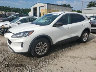2022 Ford Escape SE z VIN 1FMCU9G62NUA60700, wystawiony jako Copart lot #64002525 z przebiegiem 141 936 mil mil oraz Czysty tytuł • Clean title. Historia ofert i sprzedaży dostępna na DreamBid. Obrazek 1.
