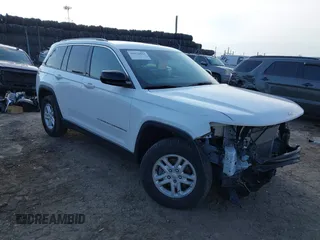 2023 Jeep Grand Cherokee Laredo z VIN 1C4RJHAG0PC548572, wystawiony jako IAAI lot #41671833 z przebiegiem 28 446 mil mil oraz . Historia ofert i sprzedaży dostępna na DreamBid. Obrazek 1.