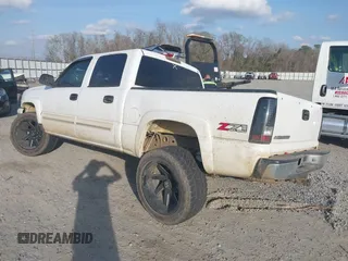 2006 Chevrolet Silverado 1500 LT1 with VIN 2GCEK13T861144372, listed as a IAAI auction lot 41564008 with 295,445 mi miles. Bid and sale history available at carsss.com. Image 3.