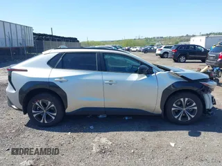 2024 Toyota bZ4X XLE z VIN JTMABACA3RA087070, wystawiony jako IAAI lot #42135035 z przebiegiem 17 498 mil mil oraz . Historia ofert i sprzedaży dostępna na DreamBid. Obrazek 13.