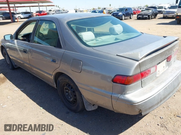 1998 Toyota Camry LE z VIN 4T1BG22K0WU352118, wystawiony jako IAAI lot #42066267 z przebiegiem 289 599 mil mil oraz . Historia ofert i sprzedaży dostępna na DreamBid. Obrazek 3.