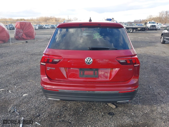2018 Volkswagen Tiguan SEL with VIN 3VV3B7AX1JM076161, listed as a IAAI auction lot 40931210 with 106,916 mi miles. Bid and sale history available at carsss.com. Image 17.