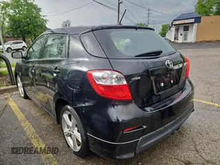 2009 Toyota Matrix S z VIN 2T1KE40EX9C021017, wystawiony jako Copart lot #57352005 z przebiegiem 120 332 mil mil oraz Czysty tytuł • Clean title. Historia ofert i sprzedaży dostępna na DreamBid. Obrazek 3.