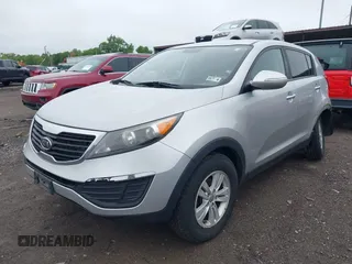 2011 Kia Sportage LX z VIN KNDPB3A24B7099054, wystawiony jako IAAI lot #42358614 z przebiegiem 211 143 mil mil oraz . Historia ofert i sprzedaży dostępna na DreamBid. Obrazek 2.