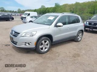 2010 Volkswagen Tiguan S z VIN WVGBV7AX2AW536795, wystawiony jako IAAI lot #42055276 z przebiegiem 184 847 mil mil oraz . Historia ofert i sprzedaży dostępna na DreamBid. Obrazek 2.