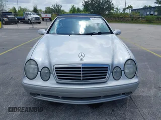 2001 Mercedes-Benz CLK 320/430 z VIN WDBLK70GX1T069063, wystawiony jako IAAI lot #42353619 z przebiegiem 107 770 mil mil oraz . Historia ofert i sprzedaży dostępna na DreamBid. Obrazek 6.