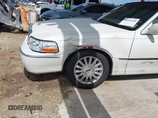2006 Lincoln Town Car Signature z VIN 1LNHM81W36Y602874, wystawiony jako IAAI lot #42414765 z przebiegiem 121 459 mil mil oraz . Historia ofert i sprzedaży dostępna na DreamBid. Obrazek 6.