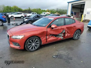 2021 Volvo S60 Momentum with VIN 7JR102FK1MG095692, listed as a Copart auction lot 55813105 with 32,896 mi miles and Salvage title. Bid and sale history available at DreamBid. Image 1.