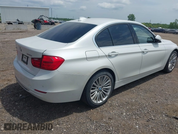 2013 BMW 3 Series 328i xDrive z VIN WBA3B5C58DF138817, wystawiony jako IAAI lot #42524531 z przebiegiem 120 552 mil mil oraz . Historia ofert i sprzedaży dostępna na DreamBid. Obrazek 4.