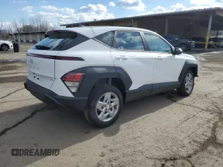 2025 Hyundai Kona SE with VIN KM8HACAB8SU221628, listed as a Copart auction lot 43034825 with 895 mi miles and Salvage Title. Bid and sale history available at carsss.com. Image 3.