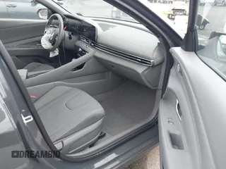 2023 Hyundai Elantra SEL z VIN KMHLS4AG7PU574863, wystawiony jako IAAI lot #41015045 z przebiegiem 18 714 mil mil oraz . Historia ofert i sprzedaży dostępna na DreamBid. Obrazek 5.