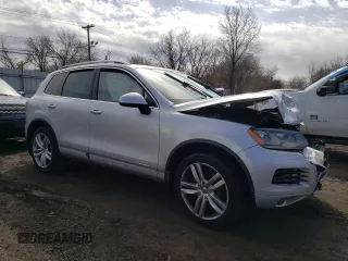 2013 Volkswagen Touareg Exec z VIN WVGEF9BP6DD011274, wystawiony jako Copart lot #50680105 z przebiegiem 96 336 mil mil oraz Szkody całkowita. Historia ofert i sprzedaży dostępna na DreamBid. Obrazek 4.