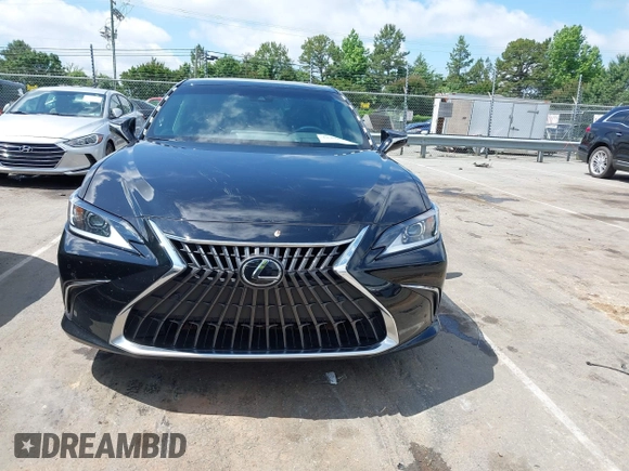 2024 Lexus ES 350 Luxury z VIN 58AEZ1B15RU180643, wystawiony jako IAAI lot #42296720 z przebiegiem 19 457 mil mil oraz . Historia ofert i sprzedaży dostępna na DreamBid. Obrazek 13.