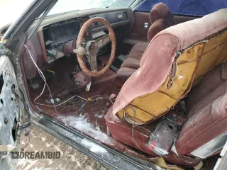 1983 Chevrolet Monte Carlo z VIN 1G1AZ37H5DR175751, wystawiony jako Copart lot #45337105 z przebiegiem 360 000 mil mil oraz Szkody całkowita. Historia ofert i sprzedaży dostępna na DreamBid. Obrazek 8.