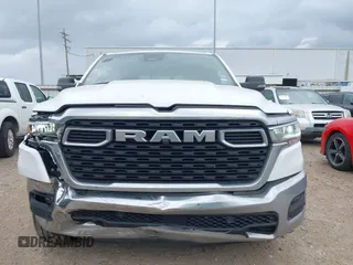 2025 Ram 1500 Big Horn z VIN 1C6SRFFPXSN581512, wystawiony jako IAAI lot #42158063 z przebiegiem 35 469 mil mil oraz . Historia ofert i sprzedaży dostępna na DreamBid. Obrazek 12.