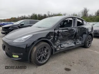 2024 Tesla Model Y Long Range z VIN 7SAYGDEE4RF198027, wystawiony jako Copart lot #64008945 z przebiegiem 7 826 mil mil oraz Szkoda całkowita • Salvage title. Historia ofert i sprzedaży dostępna na DreamBid. Obrazek 1.
