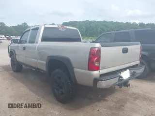 2005 Chevrolet Silverado 1500 Z71 z VIN 1GCEK19B95E162682, wystawiony jako IAAI lot #42270833 z przebiegiem 180 741 mil mil oraz . Historia ofert i sprzedaży dostępna na DreamBid. Obrazek 3.