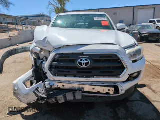 2017 Toyota Tacoma SR5 z VIN 5TFAZ5CN5HX048708, wystawiony jako Copart lot #53750475 z przebiegiem 104 861 mil mil oraz Szkody całkowita. Historia ofert i sprzedaży dostępna na DreamBid. Obrazek 5.