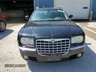 2008 Chrysler 300 z VIN 2C3LA33G68H263769, wystawiony jako Copart lot #53040145 z przebiegiem 125 461 mil mil oraz Szkoda całkowita • Salvage title. Historia ofert i sprzedaży dostępna na DreamBid. Obrazek 5.