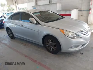 2013 Hyundai Sonata GLS z VIN 5NPEB4AC9DH591227, wystawiony jako IAAI lot #42264780 z przebiegiem 164 638 mil mil oraz . Historia ofert i sprzedaży dostępna na DreamBid. Obrazek 1.
