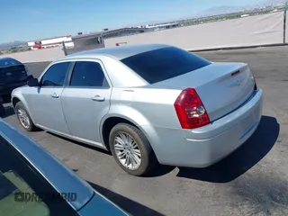 2009 Chrysler 300 LX z VIN 2C3KA43D89H612696, wystawiony jako IAAI lot #42349918 z przebiegiem 146 951 mil mil oraz . Historia ofert i sprzedaży dostępna na DreamBid. Obrazek 3.